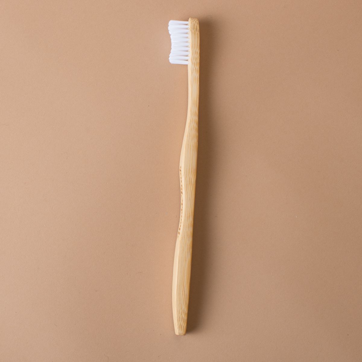 Brosse à dents écologique en bambou, poils souples blancs The Humble Co.